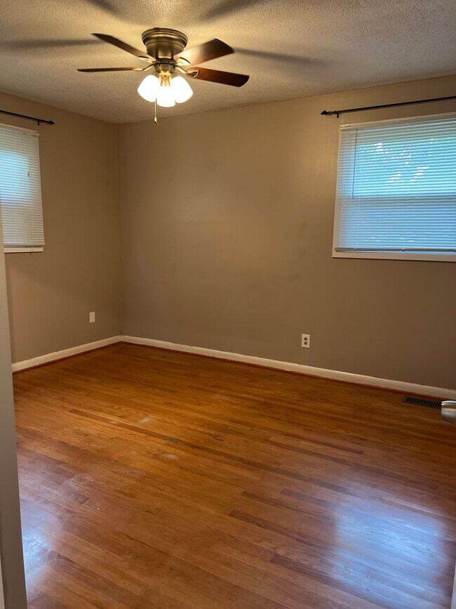 Building Photo - Knoxville 37921 - 3 bedroom 1.5 bath home - call Adam Sharp 865-254-0980