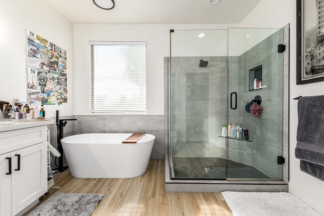 Building Photo - 2707 W Lamar Rd