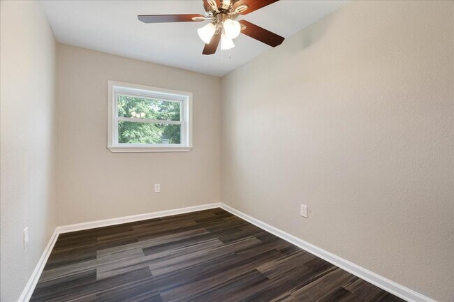 Building Photo - 1217 Parkway Dr