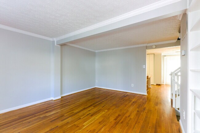 Building Photo - Bright and Spacious Townhome Living Near Reston