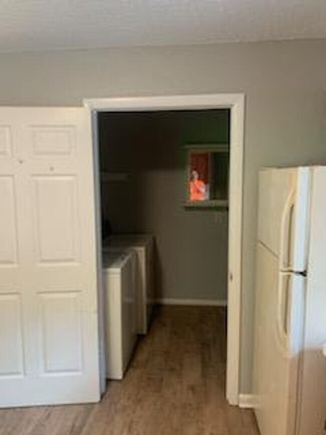 Building Photo - Spacious Two Bedroom Apartment near Oceana