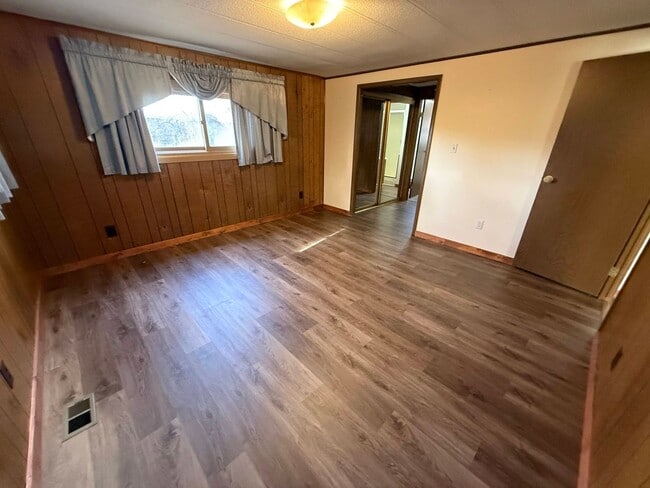 Building Photo - 4 Bed 2 Bath Home with 2 Car Garage, Large Private Fenced Yard. Lander, WY