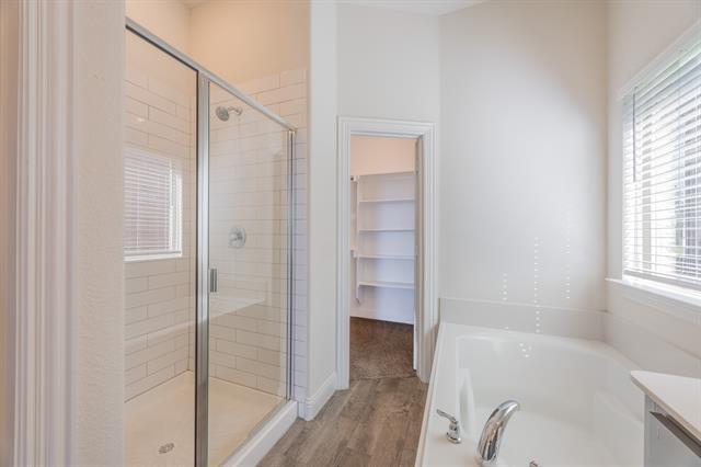Building Photo - 4037 Woodford Dr