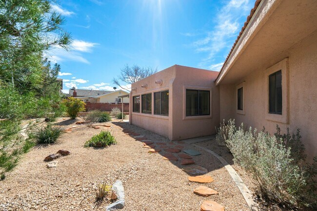 Building Photo - Spacious Stand Alone Home