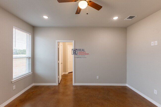 Building Photo - Modern Glen Rose Home with Open Layout