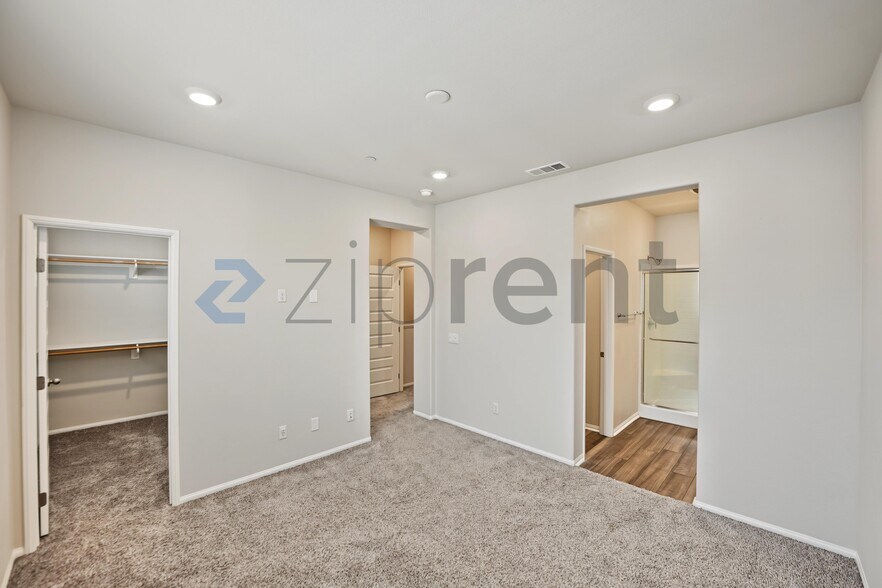Building Photo - Unit