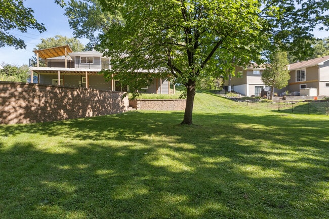 Building Photo - 10003 Crestridge Dr
