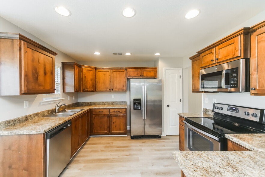 Building Photo - 7898 Ironwood Dr