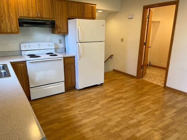 Building Photo - 732 Meadow Park Dr