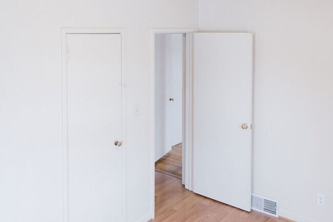 Building Photo - 114 Thompson St