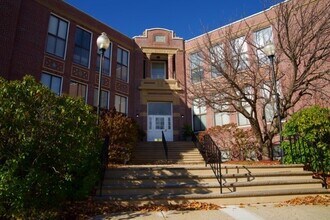 Building Photo - 841 Parker St