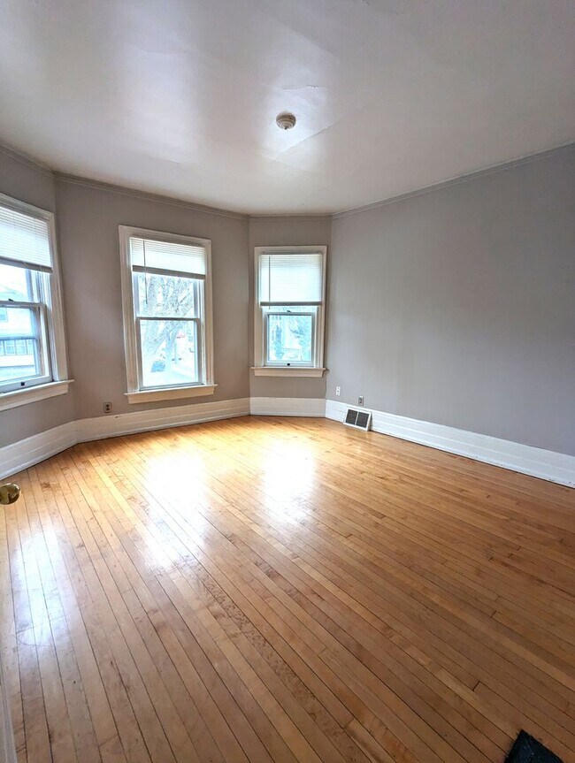 Building Photo - KK - 3205/07 N Bartlett