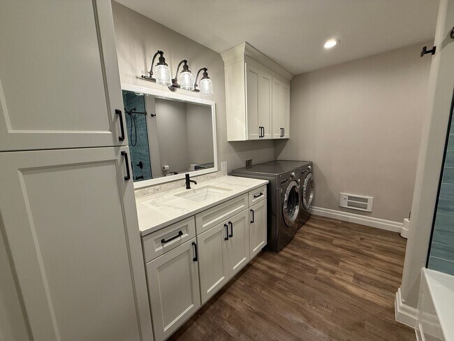 Building Photo - POULSBO - BEAUTIFUL AND BRANDNEW 1 BED 1 BATH