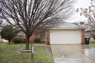 Building Photo - AVAILABLE NOW - Charming 3 Bed Home in Denton | Open Layout, Fireplace, Large Backyard