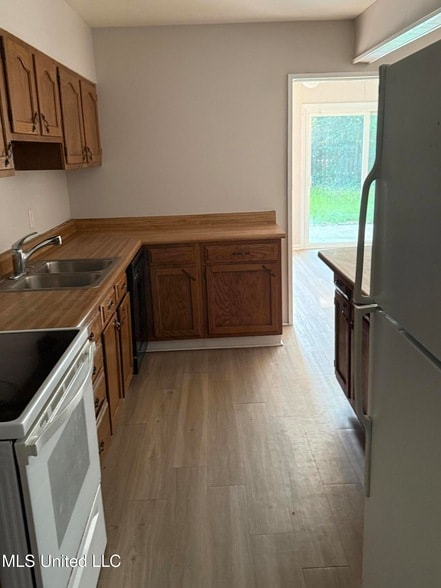 Building Photo - 609 Academy Dr