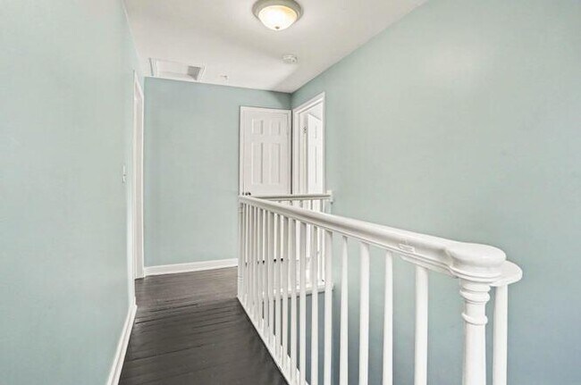 Building Photo - 733 Whites Rd