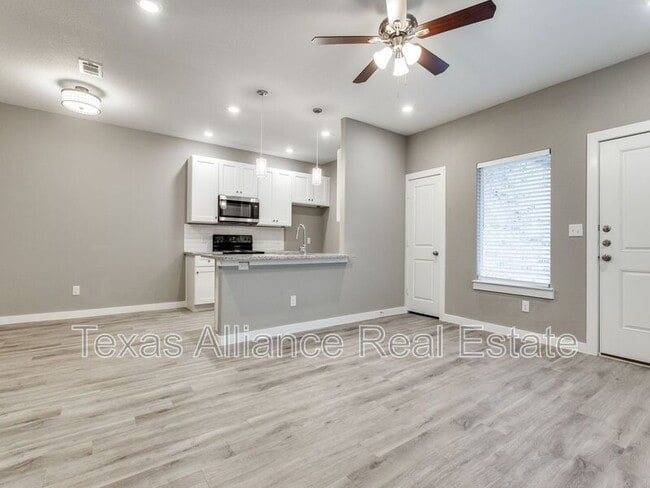 Building Photo - 3207 Karen St