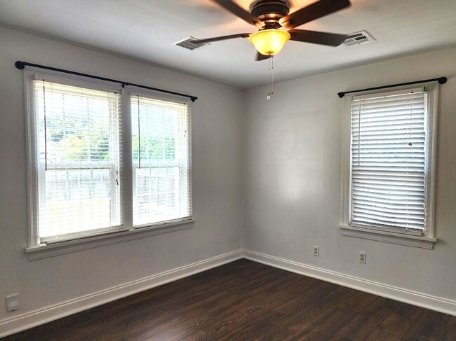 Building Photo - 2 Bed 1 Bath 2 Covered Carport in Corbin P...