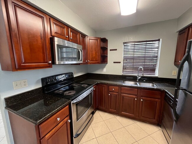 Building Photo - 1239 E Ridgewood St