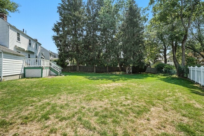 Building Photo - 40 Fairway Dr