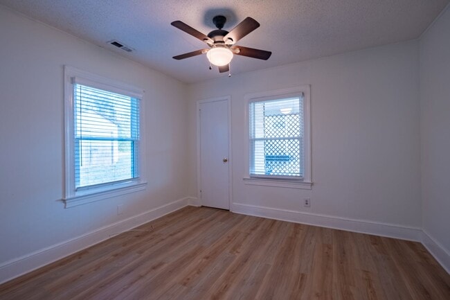 Building Photo - Charming 2 bedroom, 1 bath house