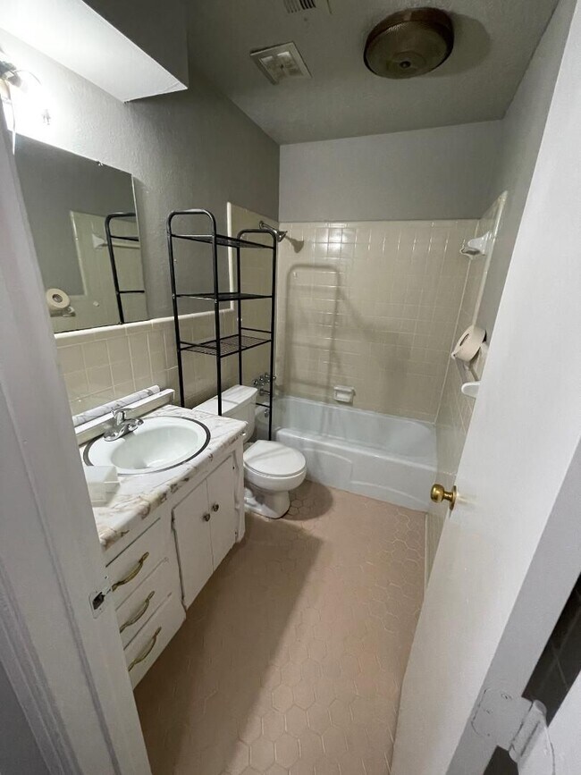 Building Photo - 2 Bedroom Duplex Close to Campus