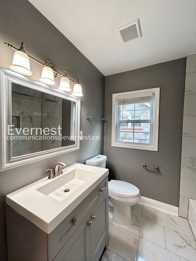 Building Photo - 2 Bed, 1 Bath Home with Off-Street Parking / Pet-Friendly / Available Now!