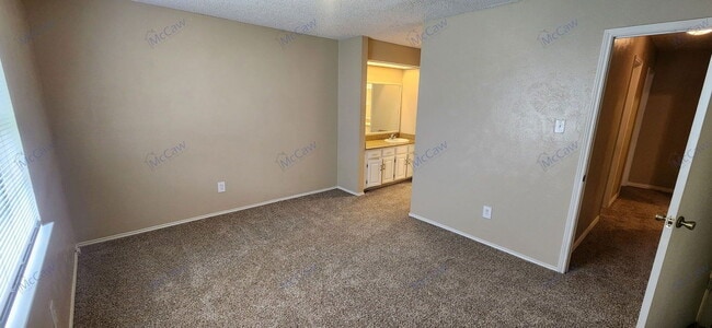 Building Photo - 2204 Oak Hill Dr