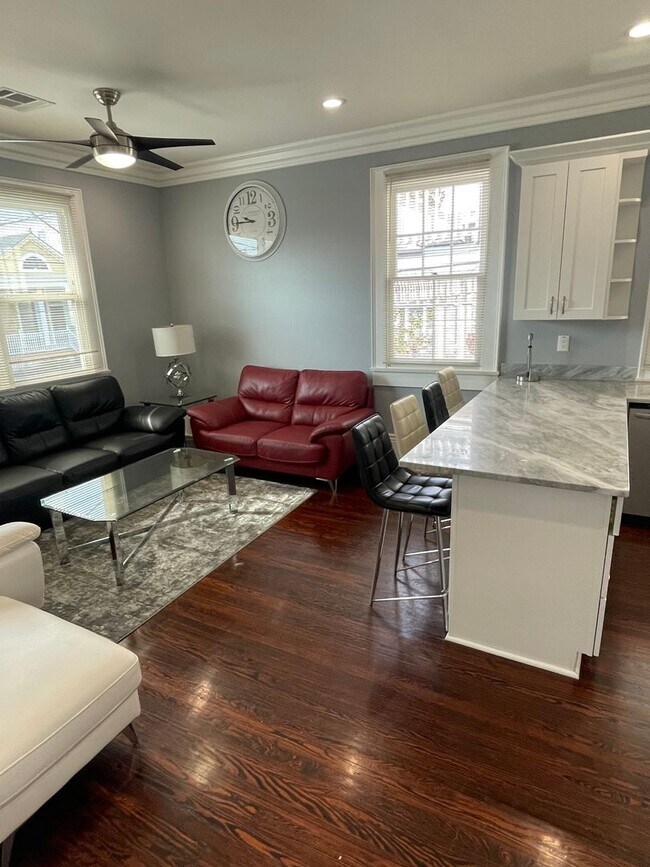 Building Photo - Gorgeous 3BD/1BA in MidCity