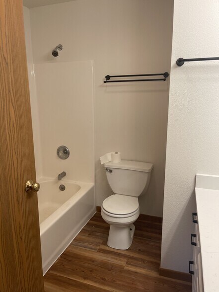 Guest Bath - 10514 Gull Point Rd