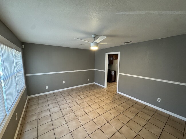 Building Photo - "Spacious 5-Bedroom Haven with 2 Full Baths in Tampa's Heart – 1656 Sq Ft of Comfort!"