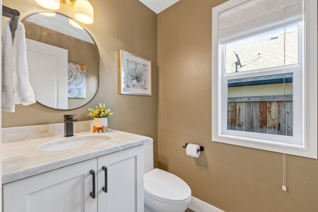 Building Photo - Month to Month Beautiful Spacious 3bed 2.5...