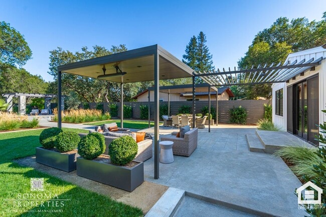 Building Photo - 3 Bedroom Exquisitely Furnished Home
