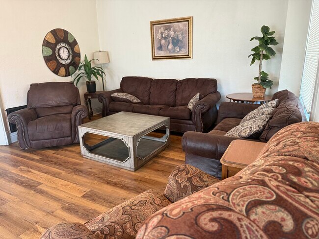 Building Photo - 33 Maple Ave