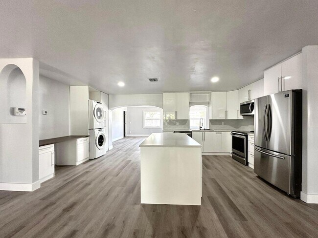 Building Photo - 1455 NE Silver Maple Way