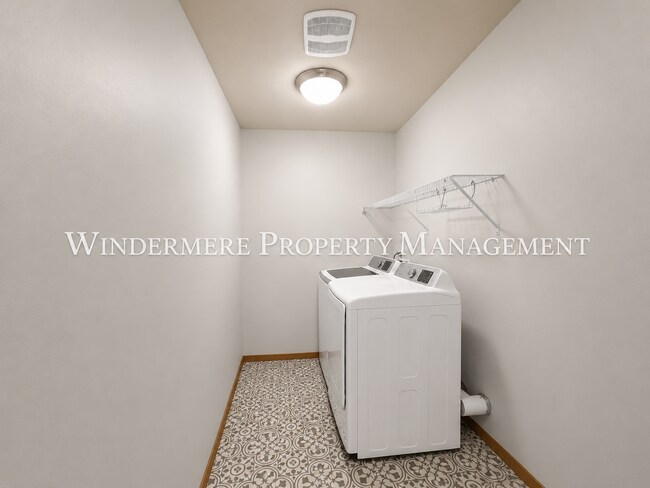 Building Photo - Bright and spacious home close to ferries, PSNS and recreational activities!