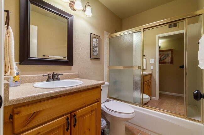 Building Photo - Charming Unfurnished 2-bedroom 2 bath home in Sun Lakes 55 + community!