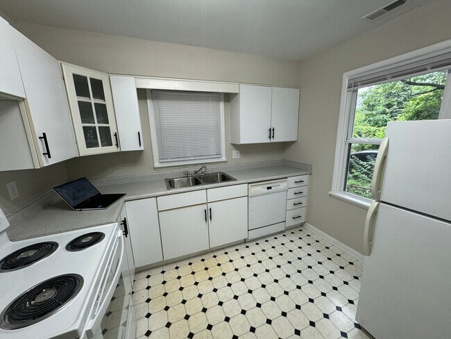 Building Photo - 1140 Osage Ave