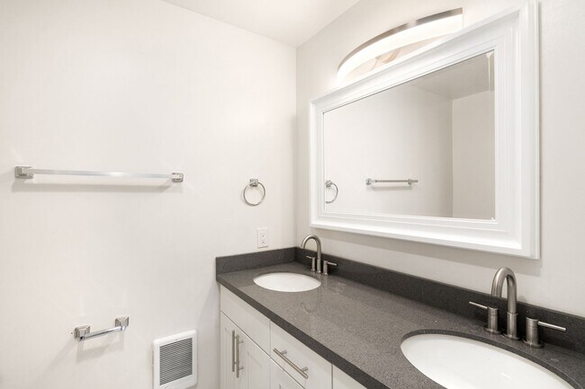 Building Photo - 1 Month Free! Greenlake 2 Bedroom - Top Floor, Washer/Dryer, Private Balcony, Parking Available