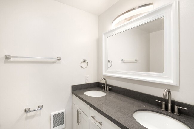 Building Photo - 2 Bed 1 Bath at Linden West!