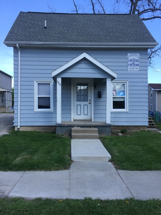 Building Photo - Four Bedroom, Two Full Bathroom - Steps to EMU's Campus