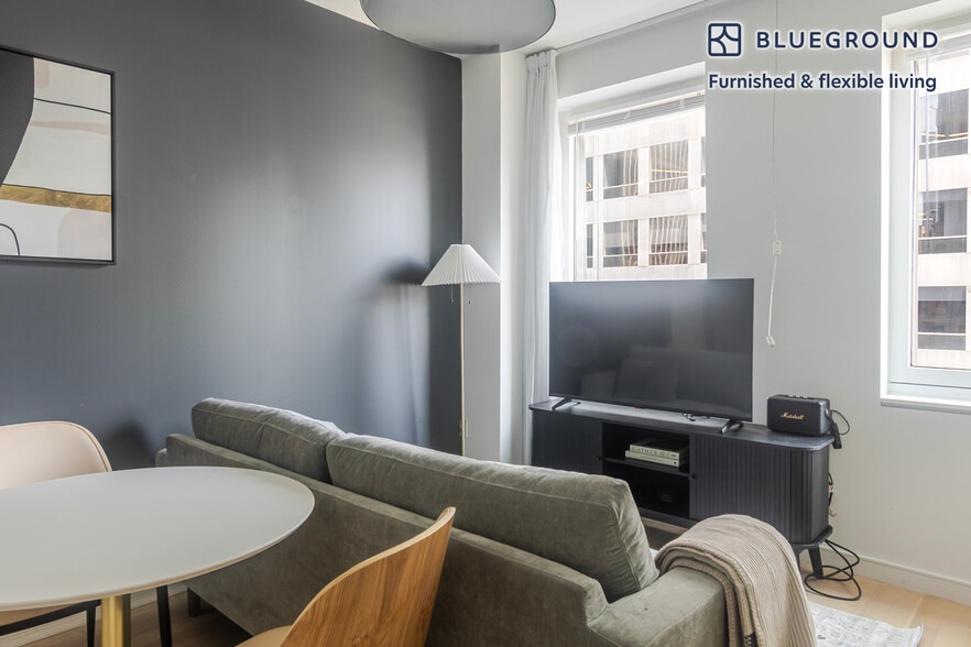 Building Photo - 70 W 45th St