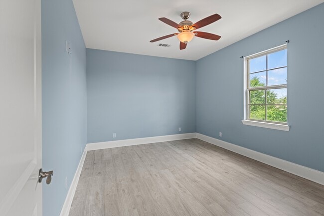 Building Photo - 5760 Warrington Dr