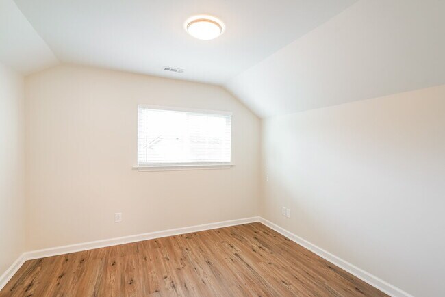 Building Photo - 125 Summerlake Pl