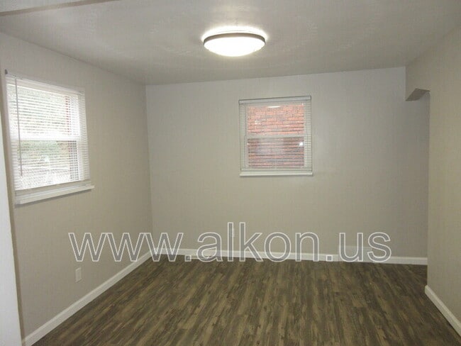 Building Photo - 346 Connor St