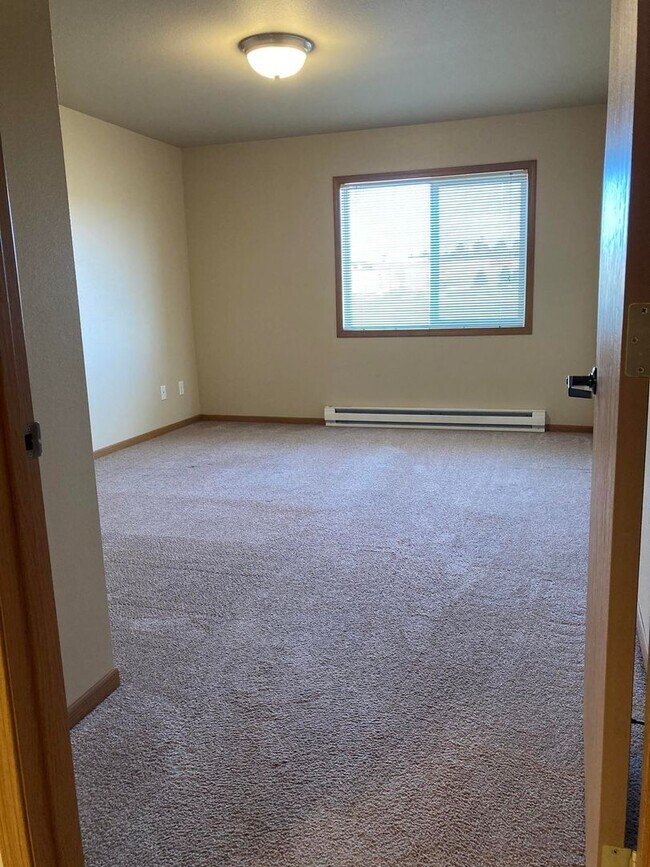 Building Photo - Perfect 3 Bed 2 Bath on the 1st Floor!