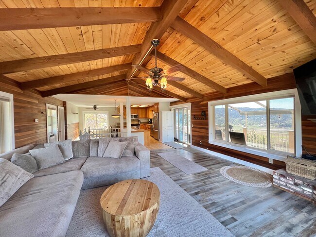 Building Photo - 27030 Oakflat Dr