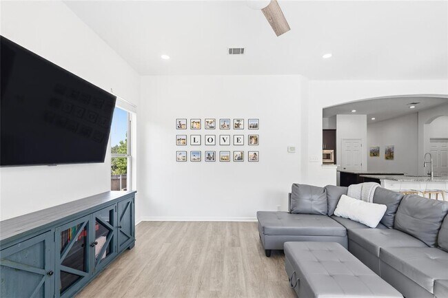 Building Photo - 5425 Texas Bluebell Dr