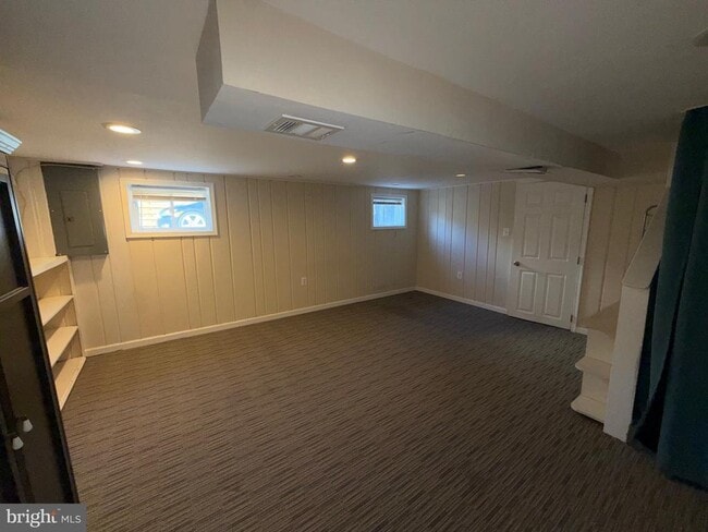 Building Photo - 5831 Mt Vernon Dr