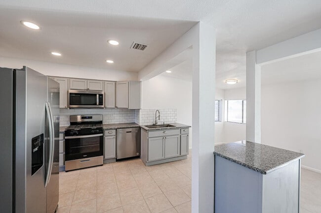 Building Photo - 11417 N Hacienda Dr